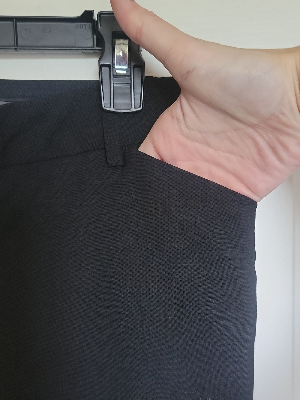 Express Dress Pants. Editor Fit. Size 2 Long. Black. Like New. - Picture 4 of 7